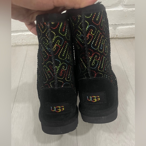 UGG Classic II Graphic Stitch Kids Youth Boots 1112383K Black Size 1 - Picture 6 of 6